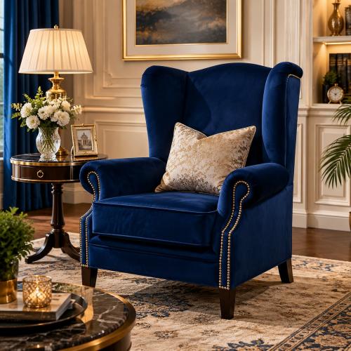 Luxuriöser Royalblauer Samt-Wingback-Sessel mit silberner Nagelkopfverzierung Lifestyle-Ansicht von Luxury Group International