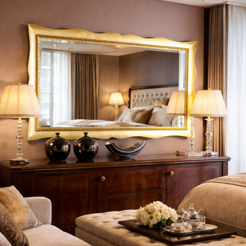 Luxus skulptierter Gold-Barock-Wandspiegel mit geschwungener Rahmensilhouette und verziertem inneren Besatz - 181 CM von Luxury Group International