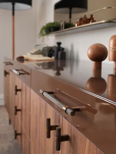 Buffet de Luxe en Bois Foncé Marron avec 6 Tiroirs et 4 Portes de Rangement par Luxury Group International