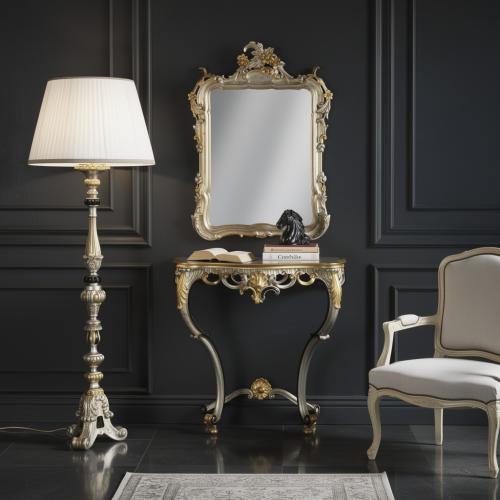 Set Consolle con Specchio Barocco di Lusso in Foglia d'Argento e Oro con Corona Floreale e Grembiule Intagliato a Volute - Mobili Barocchi Vista lifestyle di Luxury Group International