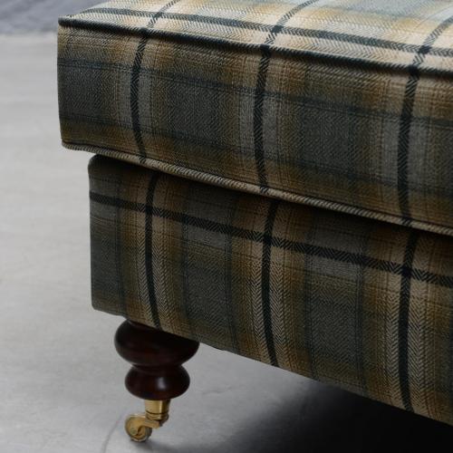 Sofá Individual de Lujo en Tela a Cuadros con Patas de Latón con Ruedas - Muebles para Salón Vista detalle por Luxury Group International