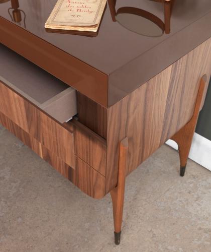 Cómoda de Madera Maciza de Lujo con 4 Cajones en Marrón Oscuro para Dormitorio Elegante por Luxury Group International