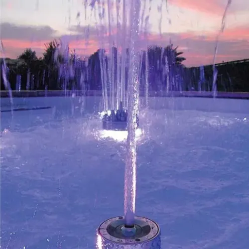 Luxus Barockbrunnen mit Steinoptik, beleuchtetem Mittelstrahl & radialen Bogenfontänen – Barockbrunnen Detailansicht von Luxury Group International