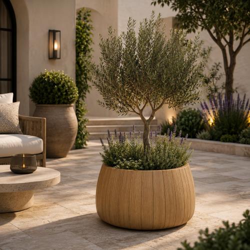 Luxus-Teak-Pflanzgefäß mit abgerundeter architektonischer Form - Ø 90 cm Lifestyle-Ansicht von Luxury Group International