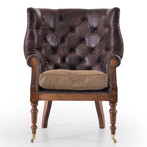 Sillón de cuero capitoné de lujo con estructura de madera de respaldo abierto y patas con ruedas de latón Vista frontal por Luxury Group International