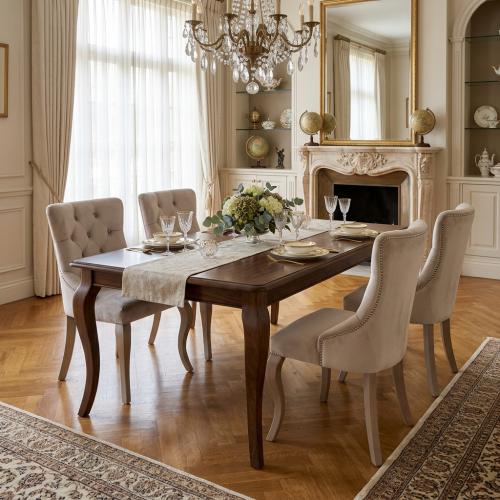 Chaise de Salle à Manger de Luxe en Velours Capitonné avec Dossier Courbé - Finitions Velours Bleu Royal/Taupe Vue lifestyle par Luxury Group International