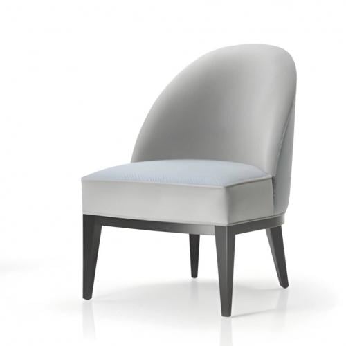 Luxuriöser gepolsterter Esszimmerstuhl in grauem Stoff mit hoher Rückenlehne und geometrisch strukturierter Rückwand in