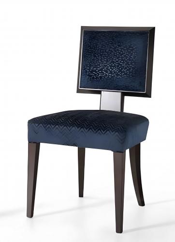 Luxus gepolsterter Esszimmerstuhl mit geometrischem Stoff in Marineblau, Rückenlehne mit Kieselsteinstruktur und Chromeinsatz, Beine aus dunklem Nussbaumholz von Luxury Group International
