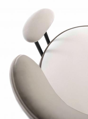 Luxus Polsterstuhl mit schwebender Rückenlehne und mattschwarzen Beinen – Luxus Wohnzimmermöbel von Luxury Group International