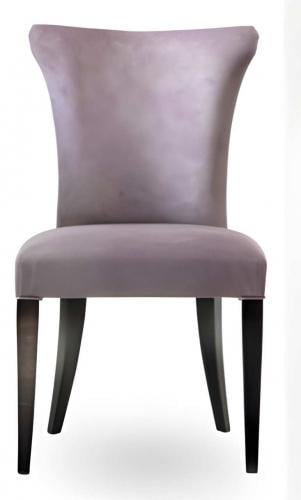 Luxuriöser gepolsterter Esszimmerstuhl mit hoher gebogener Rückenlehne aus lavendelfarbenem Stoff und dunklen Holzbeinen von