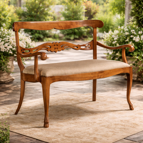 Panca Poltrona in Legno Imbottita di Lusso con Schienale Intagliato a Giorno e Seduta in Tessuto Crema Vista lifestyle di Luxury Group International
