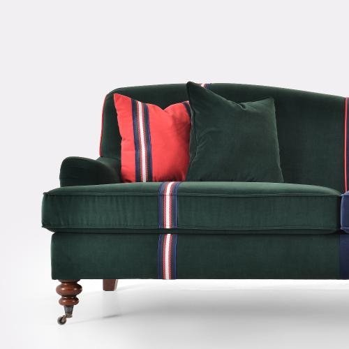 Sofá de Terciopelo de Lujo para 3 Personas con Tapicería Bicolor y Patas con Ruedas de Latón Vista detalle por Luxury Group International