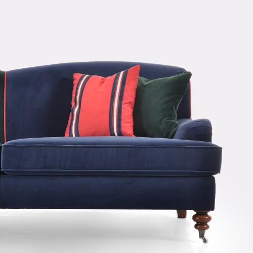 Sofá de Terciopelo de Lujo para 3 Personas con Tapicería Bicolor y Patas con Ruedas de Latón Vista detalle por Luxury Group International