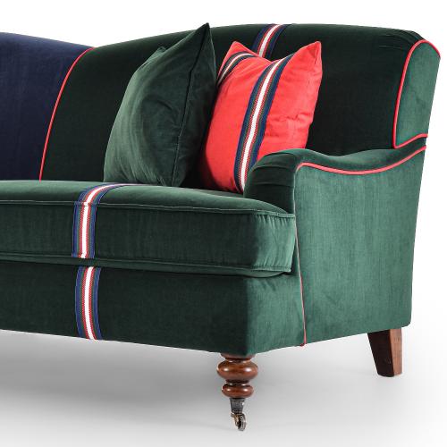 Sofá de Terciopelo de Lujo para 3 Personas con Tapicería Bicolor y Patas con Ruedas de Latón Vista detalle por Luxury Group International