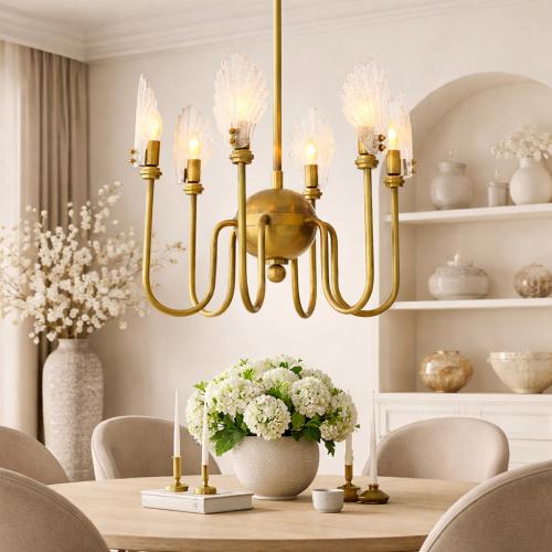 Luxus Vintage Kronleuchter mit Messing-Finish, 6-flammig, handgefertigtes Glas, goldener Kronleuchter mit Muschel-Design von Luxury Group International