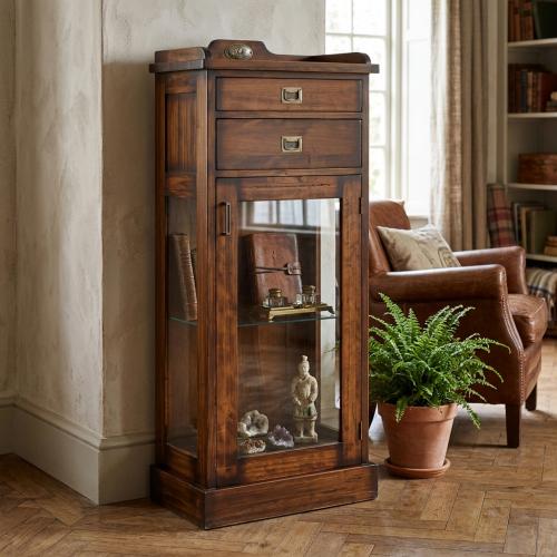 Vetrina di Lusso in Stile Vintage con Vetrina in Vetro e Doppio Cassetto - Mobili Vintage Vista lifestyle di Luxury Group International