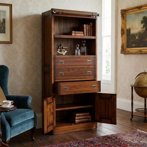 Mobile Scaffale di Lusso in Stile Vintage con Cassetti Multipli e Armadietto Inferiore - Mobili in Stile Vintage Vista lifestyle di Luxury Group International