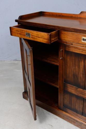 Buffet en bois style vintage de luxe avec rangement à triple porte et tiroirs supérieurs - Mobilier style vintage Vue détaillée par Luxury Group International