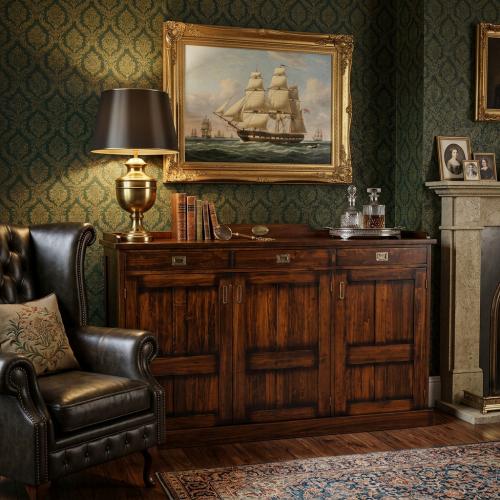 Buffet en bois style vintage de luxe avec rangement à triple porte et tiroirs supérieurs - Mobilier style vintage Vue lifestyle par Luxury Group International