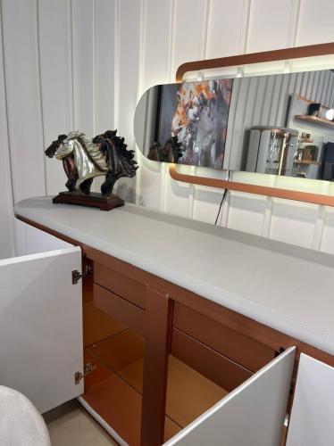 Buffet de luxe en bois massif avec plateau en marbre blanc et finition cuivre, 4 portes par Luxury Group International