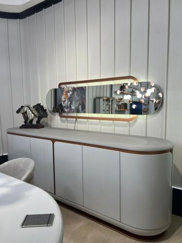 Buffet de luxe en bois massif avec plateau en marbre blanc et finition cuivre, 4 portes par Luxury Group International