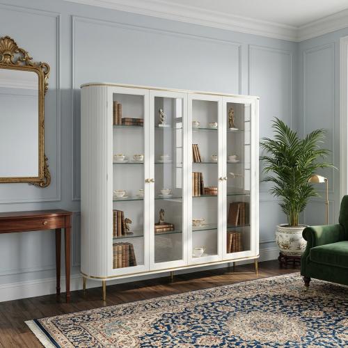Luxus Weißes Designer Mehrtüriges Glasvitrinenschrank mit Goldakzenten und Gerillten Seitenpaneelen - Wohnzimmermöbel Lifestyle-Ansicht von Luxury Group International