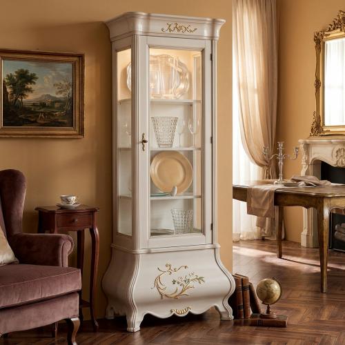 Vitrine Baroque de Luxe Blanche Laquée à Porte Unique en Verre avec Accents Dorés Peints à la Main - Mobilier Baroque Vue lifestyle par Luxury Group International