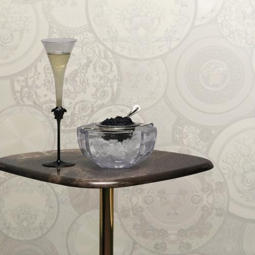 Papel pintado de diseñador Versace blanco metálico no tejido con efecto brillo por Luxury Group International