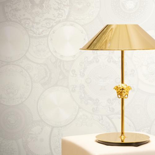 Papel pintado de diseñador Versace blanco metálico no tejido con efecto brillo por Luxury Group International