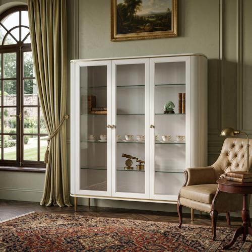 Luxus Weißes Dreitüriges Glasvitrinenschrank mit Goldakzenten und Gerillten Seitenpaneelen - Wohnzimmermöbel Lifestyle-Ansicht von Luxury Group International