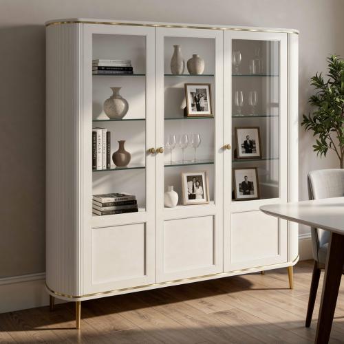 Luxus Weißes Dreitüriges Glasvitrinenschrank mit Goldverzierung und Stauraumpaneel-Basis - Wohnzimmermöbel Lifestyle-Ansicht von Luxury Group International