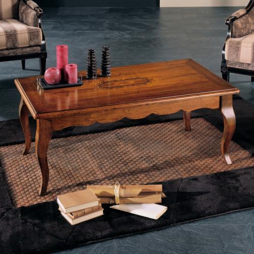 Table basse en bois de luxe avec plateau à incrustation décorative et pieds cabriole courbés Vue lifestyle par Luxury Group International