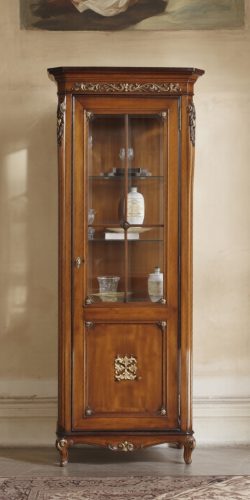 Vetrina di lusso in legno con anta singola in vetro e rifiniture decorative in finitura noce Vista frontale di Luxury Group International