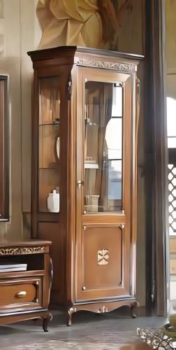 Vetrina di lusso in legno con anta singola in vetro e rifiniture decorative in finitura noce Vista laterale di Luxury Group International