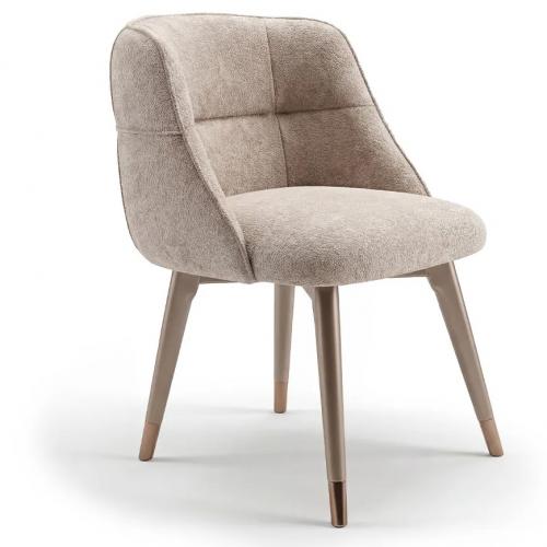 Sedia da pranzo elegante moderna di lusso imbottita beige chiaro con schienale a pannelli di Luxury Group International