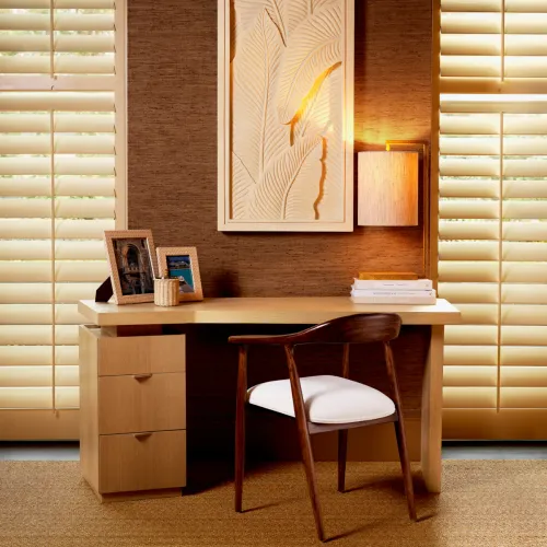 Lampada da Tavolo di Lusso Moderna per Camera da Letto con Finitura in Ottone Vintage e Paralume Beige di Luxury Group International