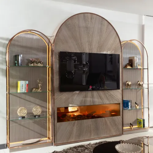 Unidad de TV de diseño de lujo moderna con marco de cobre beige, estantes de vidrio y chimenea por Luxury Group International
