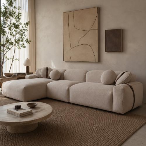 Sofá Esquinero Curvo Moderno de Lujo con Chaise Lounge y Cojines Decorativos con Correa de Cuero - Muebles para Sala de Estar Vista lifestyle por Luxury Group International