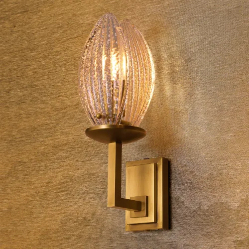 Lampada da parete moderna con cornice dorata, ottone antico e vetro trasparente rigato a goccia di Luxury Group International