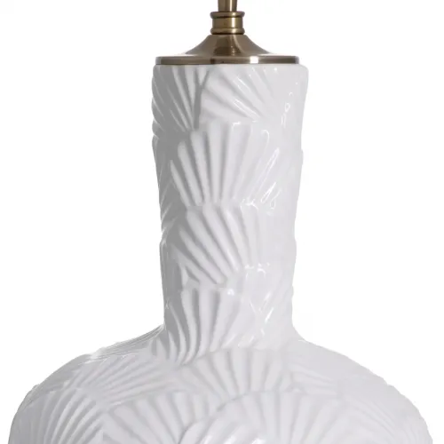 Lampada da tavolo di lusso con paralume avorio in ceramica a forma di vaso e finitura in ottone antico di Luxury Group International