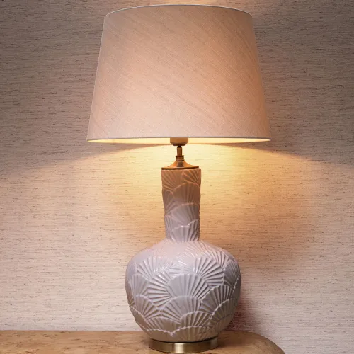 Lampada da tavolo di lusso con paralume avorio in ceramica a forma di vaso e finitura in ottone antico di Luxury Group International
