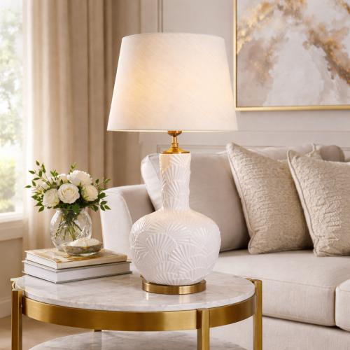 Lampada da tavolo di lusso con paralume avorio in ceramica a forma di vaso e finitura in ottone antico di Luxury Group International