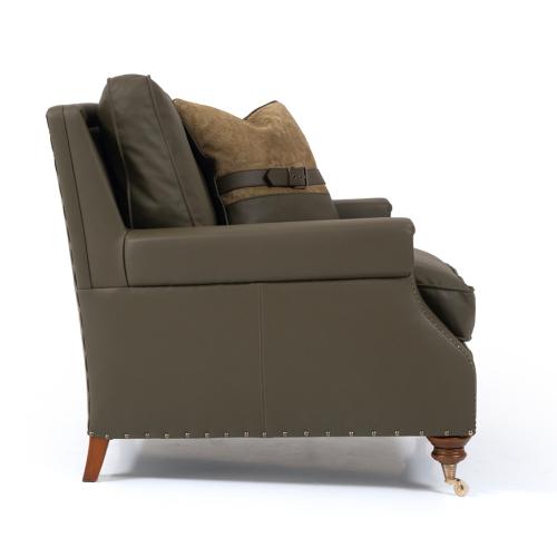 Olivgrünes Luxus-Ledersofa mit Messingrollen - Wohnzimmermöbel Seitenansicht von Luxury Group International