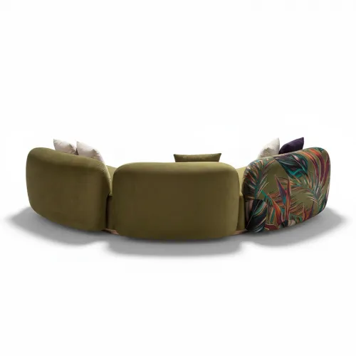 Sofá Moderno de Lujo en Terciopelo Mate Verde Oliva con Chaise Curvo Redondeado y Base Dorada por Luxury Group International
