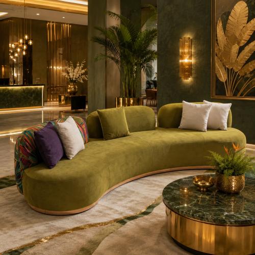 Sofá Moderno de Lujo en Terciopelo Mate Verde Oliva con Chaise Curvo Redondeado y Base Dorada por Luxury Group International