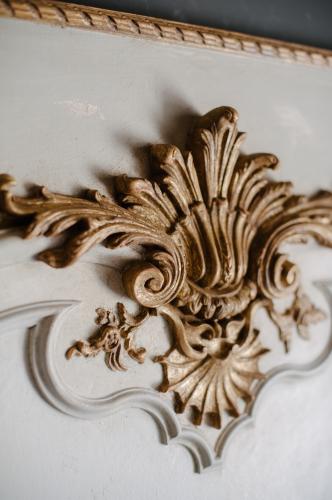 Verzierte französische Rokoko Luxus Wandkunsttafel in Elfenbeinweiß mit antikgoldenem Urnenrelief von Luxury Group International