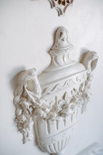 Verzierte französische Rokoko Luxus Wandkunsttafel in Elfenbeinweiß mit antikgoldenem Urnenrelief von Luxury Group International