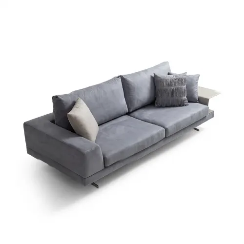 Sofá Moderno de Lujo tapizado en Gris Plata con estante lateral por Luxury Group International