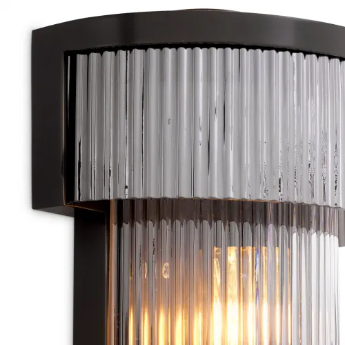 Lampada da parete moderna di lusso elegante in bronzo opaco marrone scuro con vetro fumé rigato di Luxury Group International