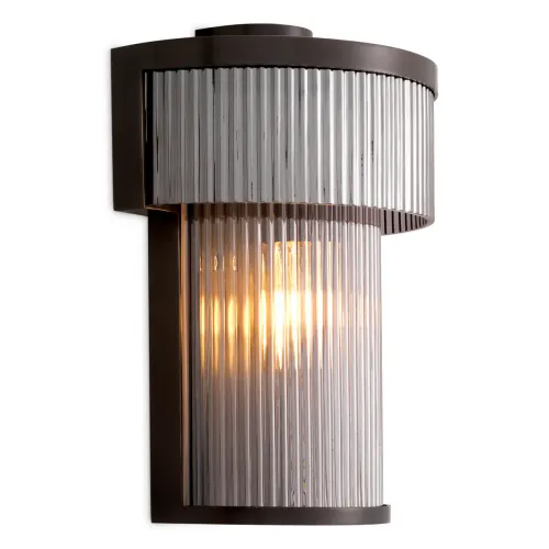 Lampada da parete moderna di lusso elegante in bronzo opaco marrone scuro con vetro fumé rigato di Luxury Group International